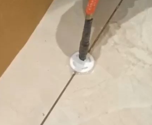 溧水瓷砖空鼓维修公司专业解答瓷砖在铺贴过程中，如果没有涂抹均匀到位的粘结材料（如水泥砂浆或瓷砖胶），可能会导致以下问题