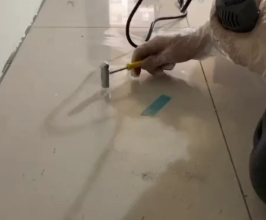 溧水瓷砖开裂维修公司专业分享瓷砖在铺贴前如果没有沥干水分，将会导致以下问题